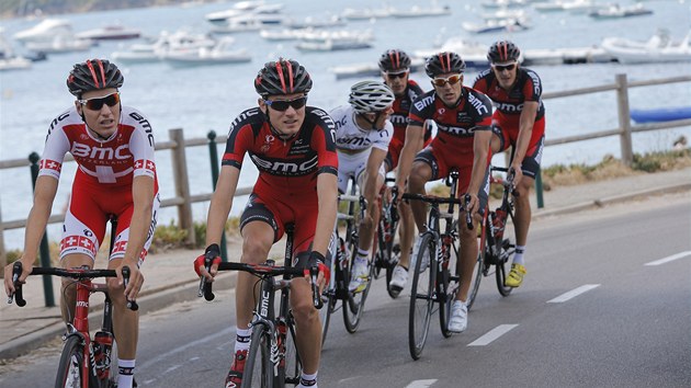 ZKUEBN VYJ͎KA. Na Korsice u se piln trnovalo na start Tour de France.