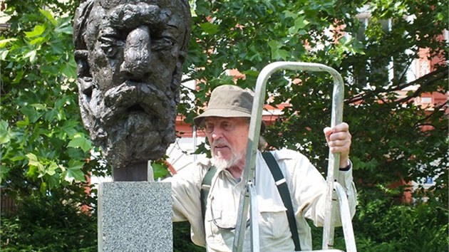 Akademický socha Stanislav Hanzík si pochvaluje, e busta nyní stojí na lepím