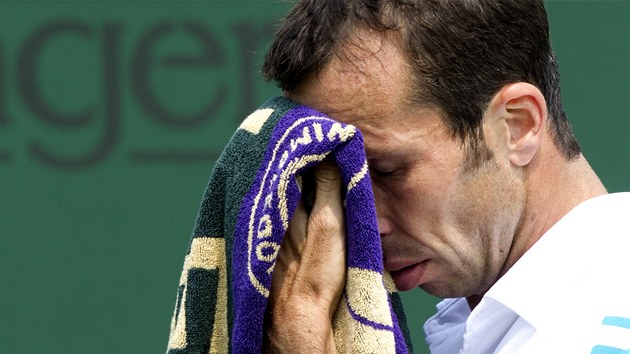 NEDA SE. esk tenista Radek tpnek ve 2. kole Wimbledonu prohrl se soupeem a nakonec i s vlastnm tlem. Utkn vzdal.