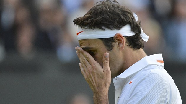 OK. vcar Roger Federer senzan vypadl ve 2. kole Wimbledonu.