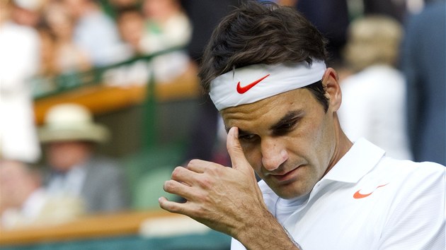 OPRAVDU KONEC? vcarsk tenista Roger Federer po devti letech vypadl ve Wimbledonu ped tvrtfinle. Letos jako obhjce titulu skonil u ve 2. kole.