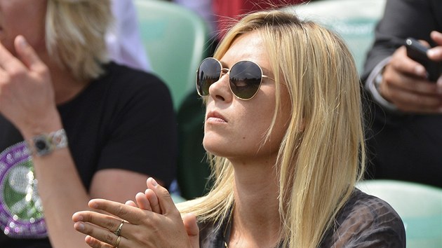 FANYNKA. Rusk tenistka Maria arapovov po vypadnut z Wimbledonu alespo fand ptelu Dimitrovovi.