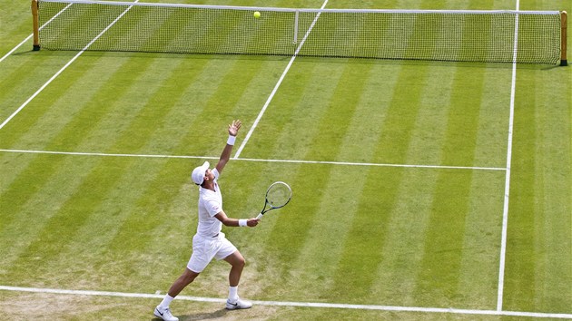 PODN. esk tenista Tom Berdych servruje v utkn 2. kola Wimbledonu.
