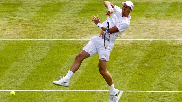 BUM! esk tenista Tom Berdych smeuje ve 2. kole Wimbledonu.