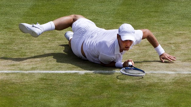 TAKY SPADL. Wimbledonsk trva kloue, pesvdil se o tom i esk tenista Tom Berdych ve 2. kole.