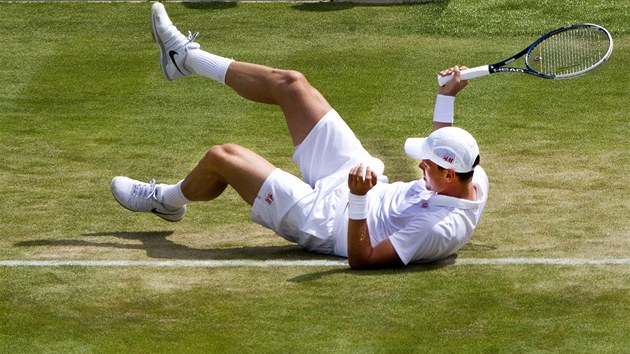 NA ZEMI. Wimbledonsk trva kloue, pesvdil se o tom i esk tenista Tom Berdych ve 2. kole.