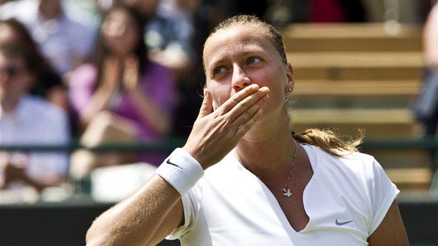 POLIBKY. esk tenistka Petra Kvitov postoupila do osmifinle Wimbledonu a posl divkm pusinky.