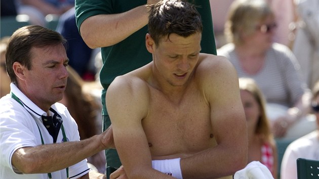 PROBLM. esk tenista Tom Berdych si nechv ve 3. kole Wimbledonu oetit bolav zda.