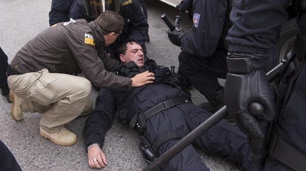 Stet pravicovch extremist s polici po protiromsk demonstraci v eskch Budjovicch. Na snmku je zasaen poolicista. (29. ervna 2013)