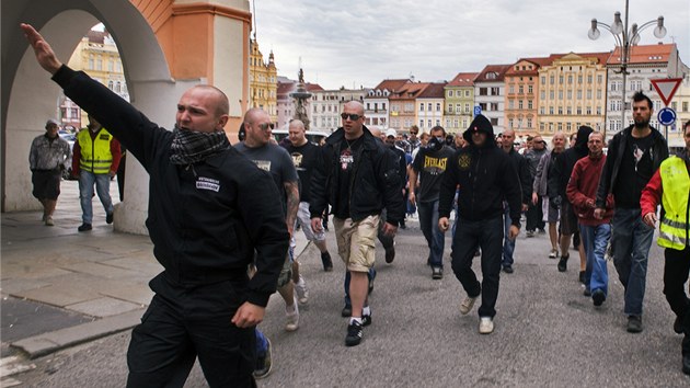 Policisté se snaží zabránit tomu, aby se dav demonstrantů na sídliště Máj, kde žije početná romská komunita, dostal. (29. června 2013)