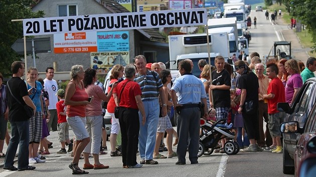 Lid v Olbramovicch demonstrovali za urychlenou stavbu obchvatu kolem obce (22.6.2013)