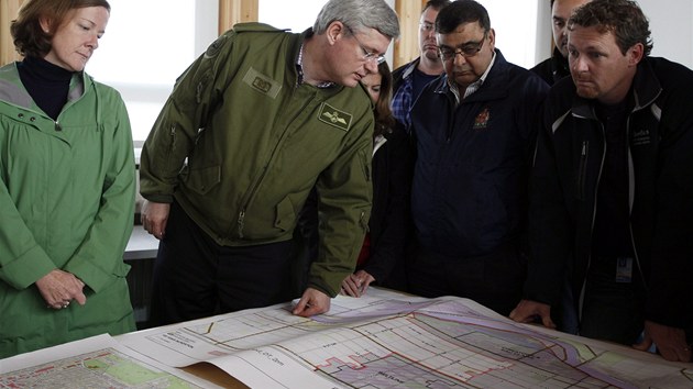 Kanadsk ministersk pedseda  Stephen Harper si prohl mapu zasaen oblasti.