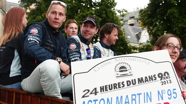 Dnsk jezdec Allan Simonsen (vlevo) pr hodin ped startem leton Le Mans, pi kter tragicky zemel.