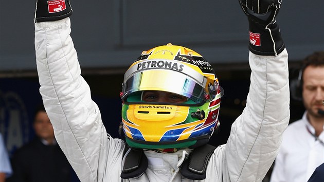 POLE POSITION. Lewis Hamilton odstartuje do domc Velk ceny z prvnho msta.