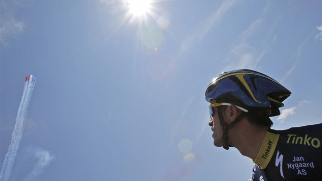 DVOJNSOBN VTZ. Slavnostnmu zahjen pihl Alberto Contador, dal z favorit. Na Tour se vrac po dvou letech, kvli pozitivnmu testu na doping si musel dt od zvodn pauzu.