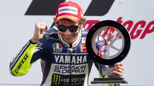 Valentino Rossi s trofej pro vtze Velk ceny Nizozemska.