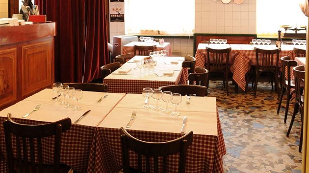 Interir restaurace je prost, pesto v nm vldne pjemn a pohodov atmosfra.