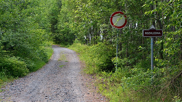 Krozhledn vede pohodln cesta tm po rovin a je vhodn nejen pro cyklisty, ale teba i pro rodiny skorkem nebo pro invalidy.