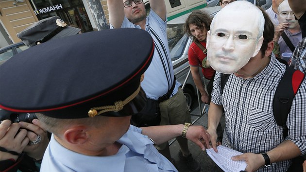 Vce ne tyictku demonstrant podporujcch vznnho Michaila Chodorkovskho zatkla rusk policie (Petrohrad, 26. ervna 2013).