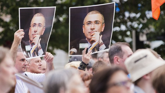Vce ne tyictku demonstrant podporujcch vznnho Michaila Chodorkovskho zatkla rusk policie (Petrohrad, 26. ervna 2013).