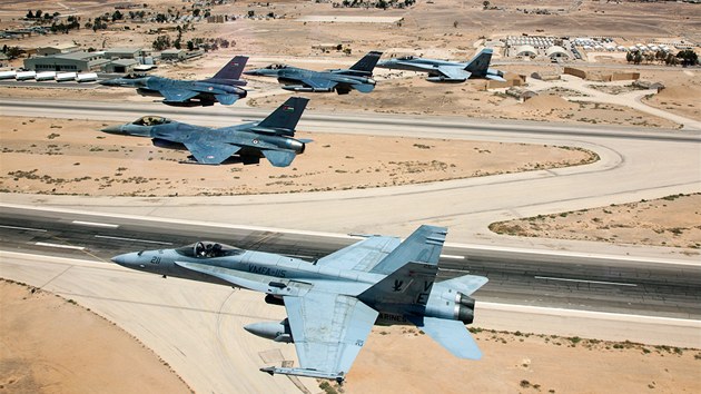 Jordnsk sthaky F-16 vedou formaci, kterou tvo jet  letoun F-16 americk Nrodn gardy a stroje F-18 nmon pchoty, bhem cvien Eager Lion
