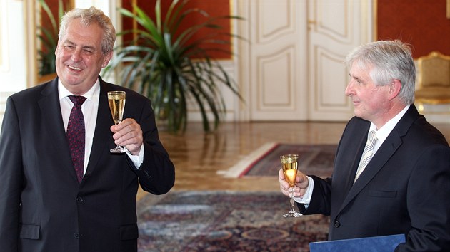 Nový premiér Jiří Rusnok a prezident Miloš Zeman (25. června 2013)