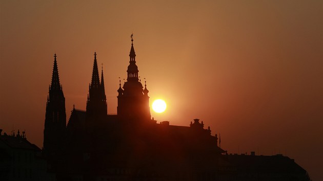 V uplynulm tdnu jsme si slunka uili nadmru. Ale sotva se zathne, ppadn bude pr dn pret, zase po nm budeme hladov. Takhle doke slunce vychzet nad Praskm hradem (20. ervna 2013).