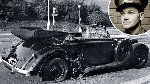 Středa 27. května 1942, 10:35. Výbuch bomby, kterou na stojící Heydrichův Mercedes 320B hodil parašutista Jan Kubiš (ve výřezu), zdemoloval stěnu vozu, prorazil pravou zadní pneumatiku a vyvrátil dveře. Také vyrazil skla kolem projíždějící tramvaje. Heydrich se ještě pokusil střílet po Jozefu Gabčíkovi, výbuchem byl zraněn.