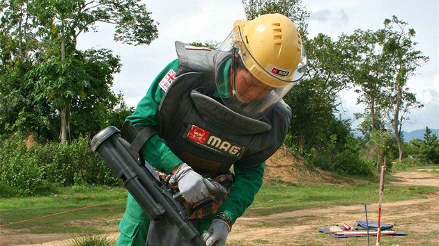 Třicetiletá Chit Saya ukazuje, jak vyhledává pomocí detektoru nášlapné miny.