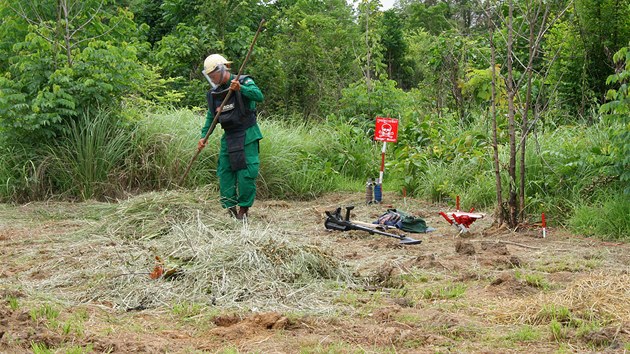 Jeden z pracovníků organizace MAG International u kambodžské vesnice Thnal Bat zbavuje zaminovanou půdu trávy a keřů.