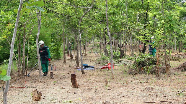 Pracovníci organizace MAG International u kambodžské vesnice Thnal Bat odminovávají půdu.