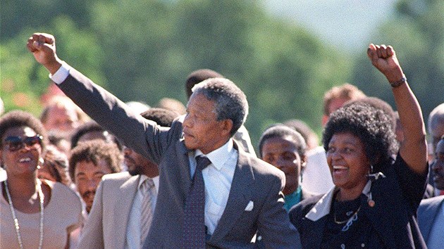 PELOMOV MOMENT. Nelson Mandela s tehdej manelkou Winnie zdrav sv pznivce po proputn z vznice Victor Verster. Bhem pobytu za memi mu zemela matka i syn (11. nora 1990)