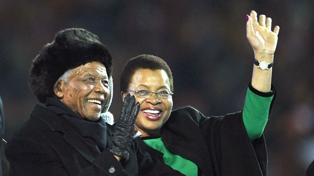 JEDNO Z POSLEDNCH VEEJNCH VYSTOUPEN. Nelson Mandela se svou tet manelkou Gracou zdrav nvtvnky zvrenho ceremonilu fotbalovho mistrovstv svta v Jihoafrick republice. Gracu Machelovou si vzal v den svch 80. narozenin. Oenil se u potet. Machelov ped tm bvala prvn dmou Mozambiku (11. ervence 2010)