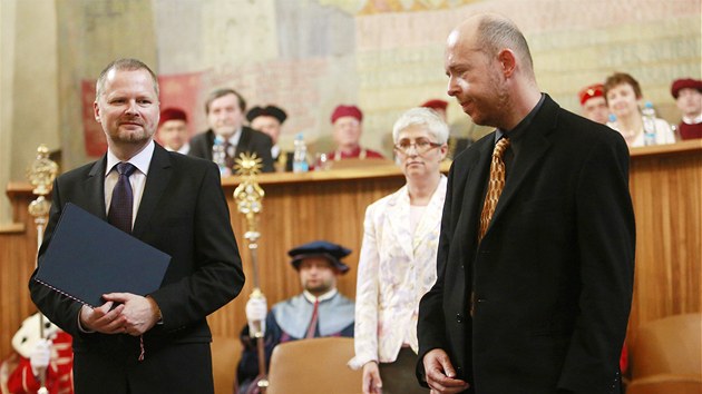 Martin C. Putna dostal profesorský dekret z rukou ministra školství Petra Fialy. (25. června 2013)