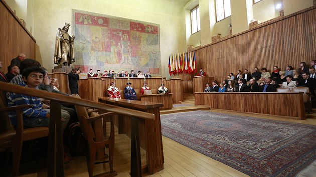 Martin C. Putna dostal profesorský dekret z rukou ministra školství Petra Fialy. (25. června 2013)