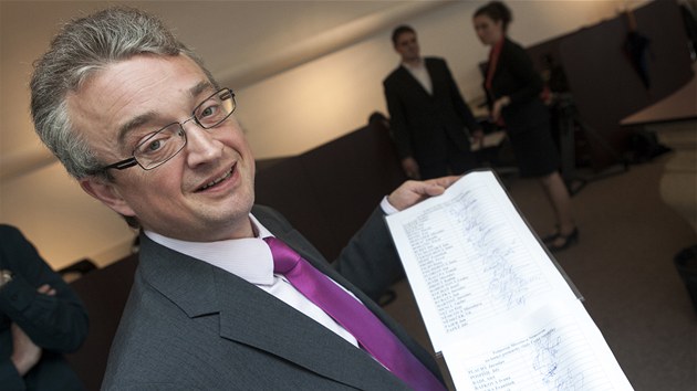Marek Benda ukazuje 101 podpisů poslanců, kteří podporují, aby vznikla vláda pod vedením Miroslavy Němcové. (25. června 2013)