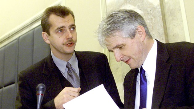 Ministr obrany Jaroslav Tvrdk a ministr financ Ji Rusnok ped jednnm vldy. (21. listopadu 2001)