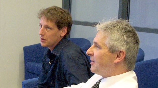 Ministr vnitra Stanislav Gross a ministr financ Ji Rusnok sleduj televizn penos z utkn Mistrovstv svta ve fotbale. (5. ervna 2002)