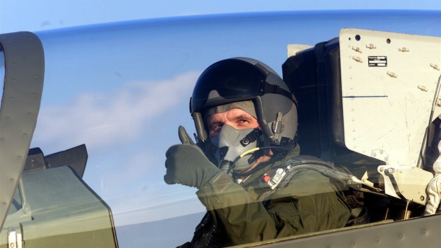Ministr financ Ji Rusnok sed v kokpitu letounu L-159 pi nvtv Aera Vodochody. (31. ledna 2002)