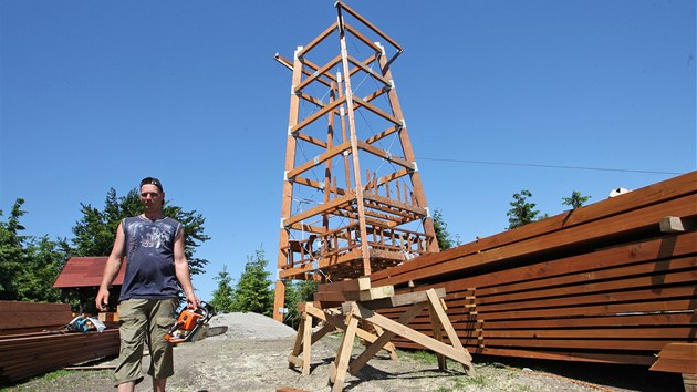 Rozestav�ná rozhledna na Velkém Javorníku v polovin� �ervna. Lesy �R po�ítají