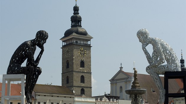 Myslitel sedli na vysokch idlch ped budjovickou radnic v roce 2010.