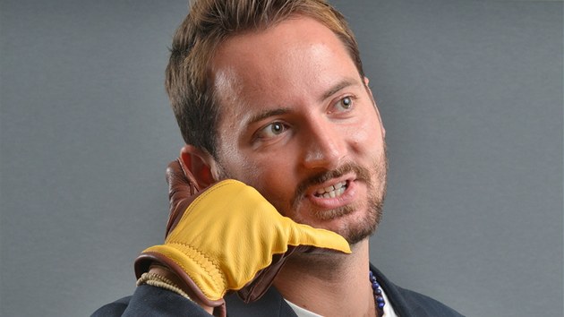 Bluetooth rukavice britskho designra Seana Milese ukrvaj v malku mikrofon, sluchtko je umstno v palci.