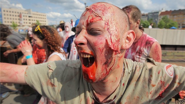 Zombie walk a potyka se zombie lovci, kter se uskutenily v sobotu v Plzni.