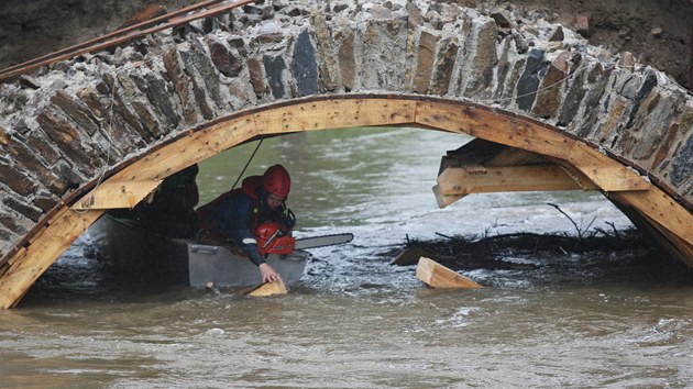 Hasii odezvaj pod prostednm mostnm obloukem v Ronov devn bednn. (25. ervna 2013)