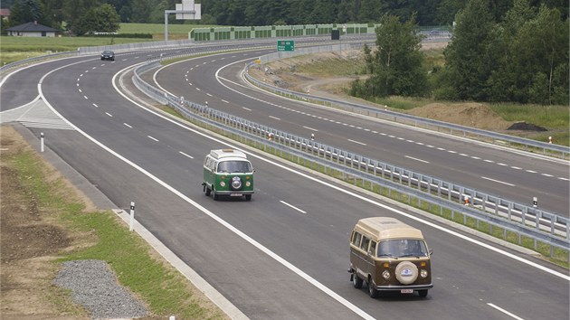 Motorist na jihu ech mohou od ptku vyuvat nov ptadvacet kilometr dlouh sek dlnice D3 mezi Tborem a Veselm nad Lunic. (28. ervna 2013)