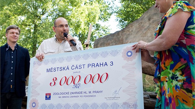 Starostka Prahy 3 Vladislava Hujov� p�edala �editeli pra�sk� Zoo Miroslavu Bobkovi �ek na 3 miliony korun. K dne�n�mu dni se tak Zoo Praha se�lo na povod�ov�m kontu zhruba 10,5 milionu korun. (21. �ervna )