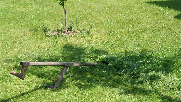 Takto by se podle zku�en�ho sek��e m�la odkl�dat kosa, aby se o ni nikdo nepo�ezal. Kovovou ��st doporu�uje zah�zet tr�vou.