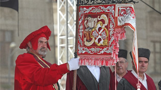 Vlajkono Karel Klouda s mstskmi radnmi. 