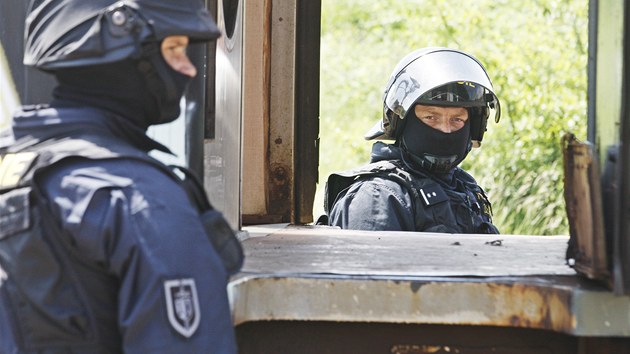 Taktick policejn cvien proti teroristm v elezninm depu v esk Tebov.