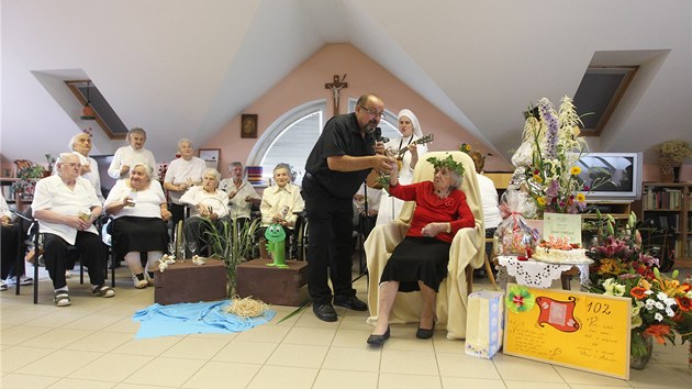 Oslava 102. narozenin Anny imkov v domov pro seniory v Moravskch Budjovicch.